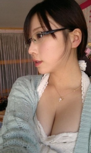 【おっぱいビッチ】乳首は見えてないけど十分すぎるほどエロい乳フェチ画像！【26枚】 3