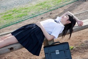その佇まいと身にまとう雰囲気にグッときた制服の美少女画像！ 2