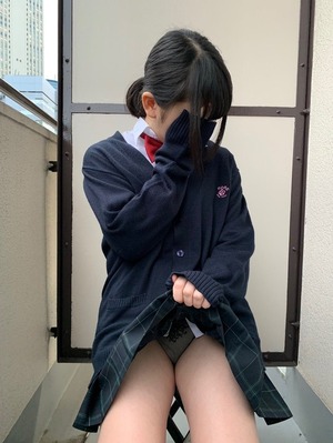 恥じらいと無防備ｗｗｗ誘い受け制服女子のエロス画像！ 9
