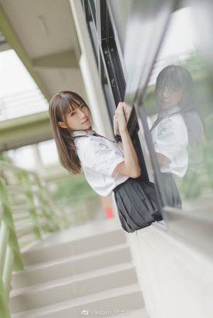 ただそこにいるだけで絵になる制服の美少女。 6