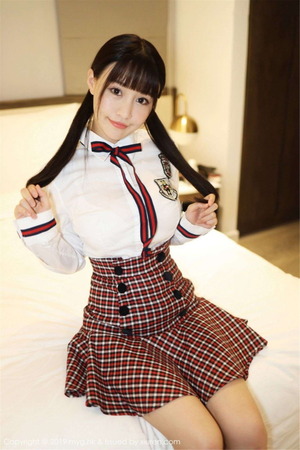 黒髪美少女が清楚な乳袋コーデで誘い受けたくし上げポーズｗｗｗｗ 3