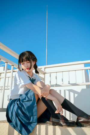 その佇まいと身にまとう雰囲気にグッときた制服の美少女画像！ 10