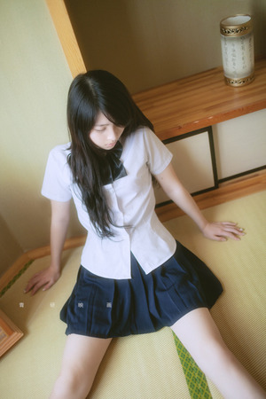  自撮りに縞パンに生足太ももに！グっときた制服女子のエロス画像！ 3