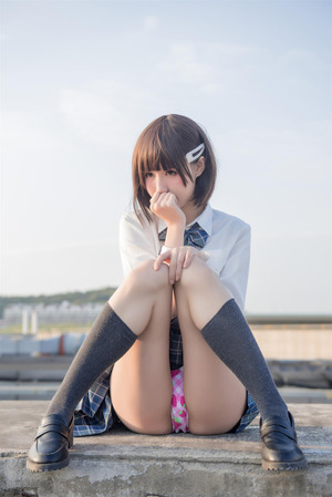 制服女子のパンツと生足ｗ性的なポーズがぐうしこＪＫエロス！