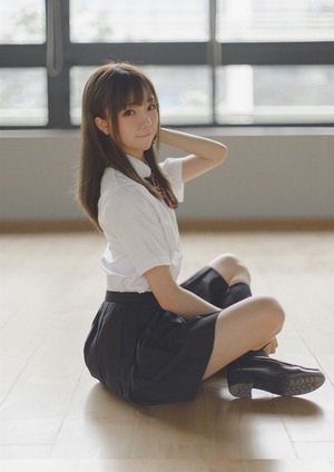 ただそこにいるだけで絵になる制服の美少女。