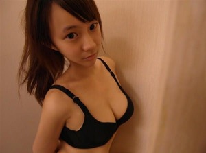 【清楚系ビッチ】ロリ顔で巨乳な美少女がおっぱいアピール自撮りｗｗｗ 5