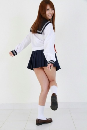 この肉付きとスベスベ感www制服女子の生足とパンツのエロス画像！ 9
