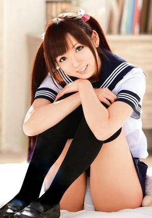 【JKビッチ】完全に狙っている股の開きぐあいwww誘い受けJKのエロス画像！ 17