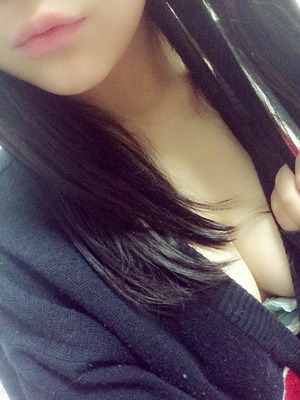 黒髪ロングなデカパイ18歳の裏垢自撮りがたわわwwww
