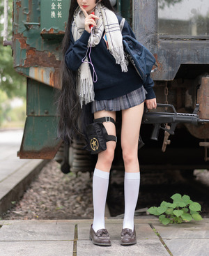 生足＆パンストの管理人がグッときた制服美少女のエロス画像！ 1