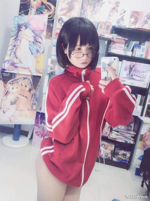 画像：体操ジャージ女子にお尻とふとももにグっとくるエロス画像！ 3枚