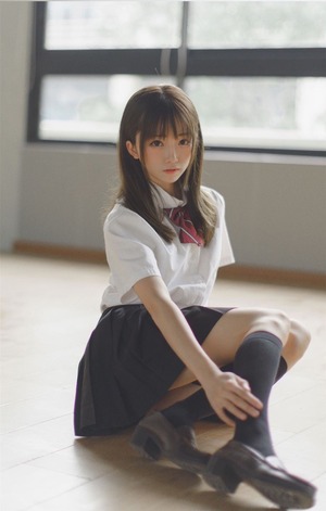 ただそこにいるだけで絵になる制服の美少女。 4