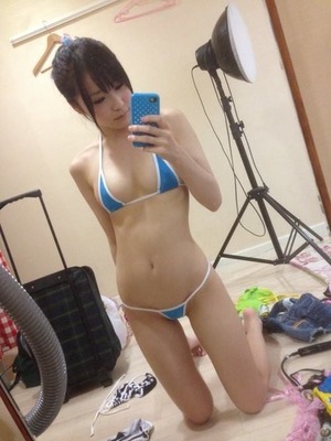 【人気記事】鏡を使ったエロ自撮りで若い体を晒す女の子画像www 17