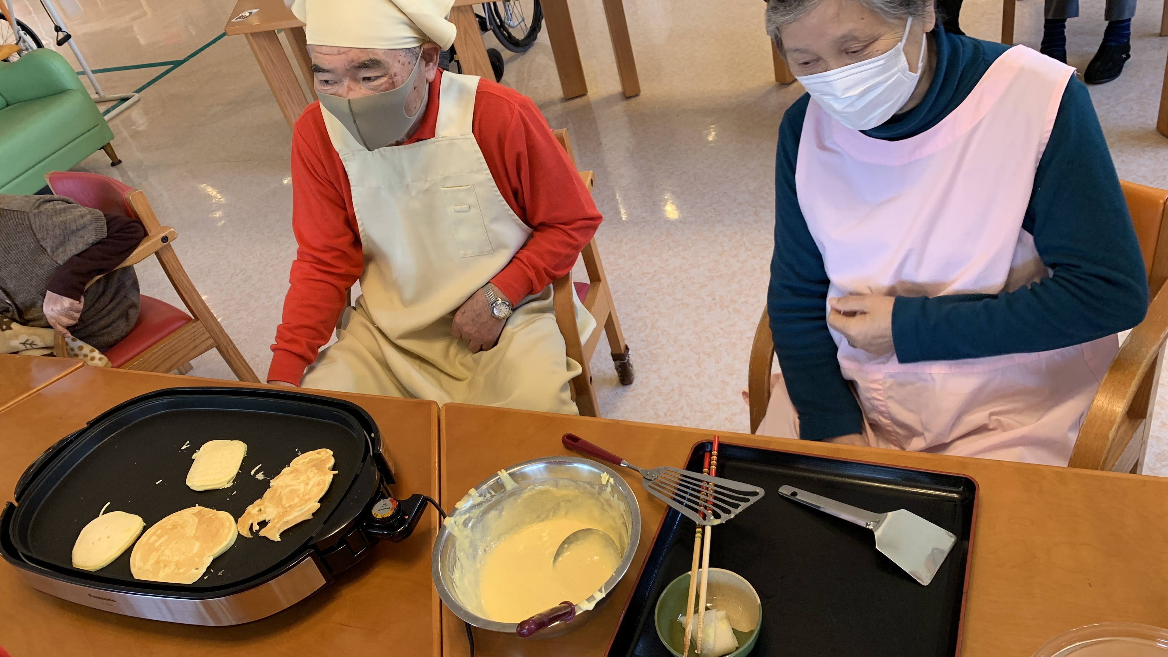 初めてのオヤツ作りは ホットケーキ デイサービスせいわ園 広島 高齢者の生活ケア 初めてのオヤツ作りは ホットケーキ デイサービスせいわ園 広島 高齢者の生活ケア