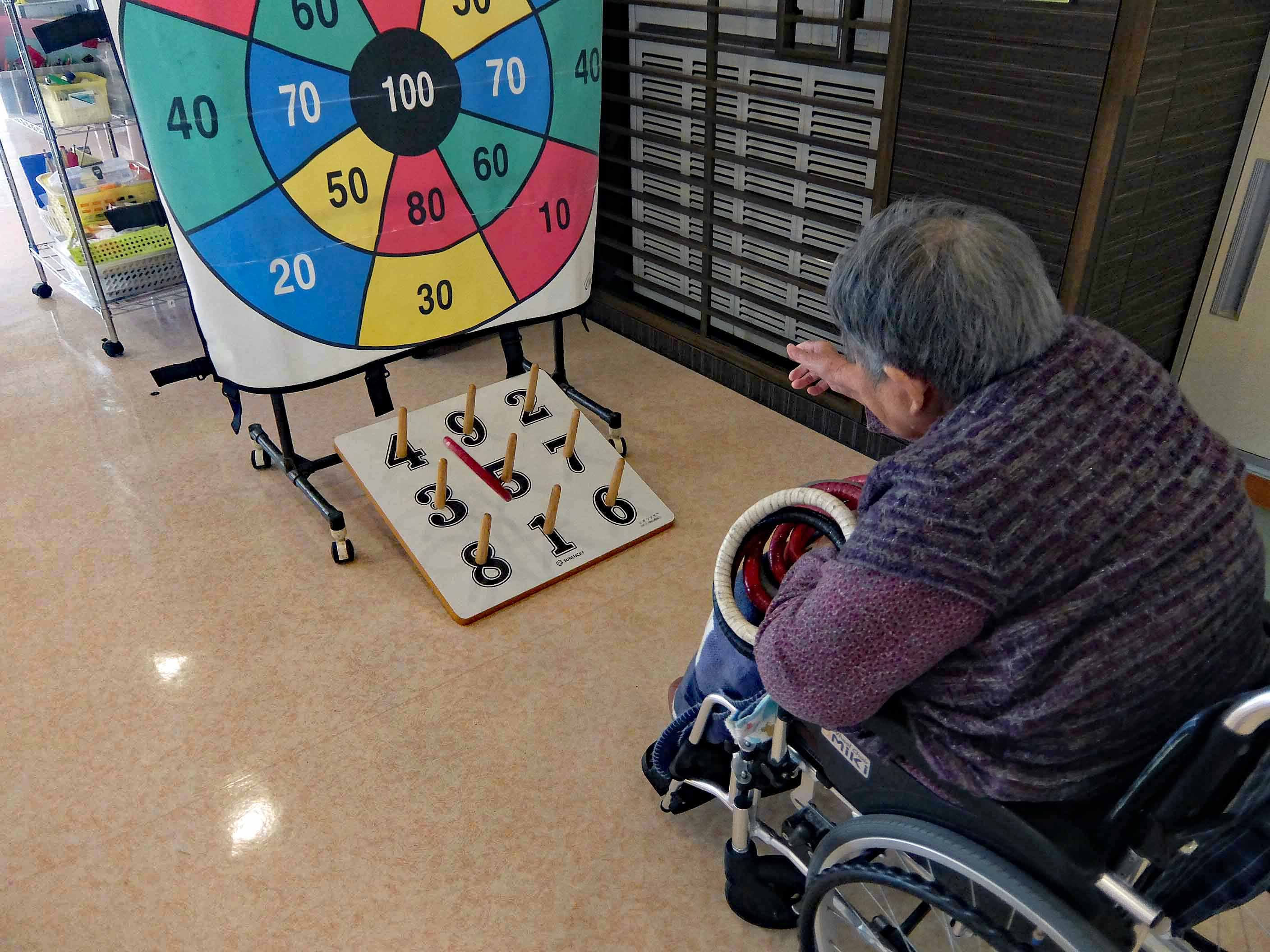 輪投げと的当てゲーム デイサービスせいわ園 広島 高齢者の生活ケア