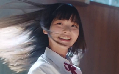 上坂すみれ 11thシングル Easy Love のmvが公開 制服 メイドさん ヒッピースタイルと3変化するすみぺに注目 声優メモ帳 上坂すみれ 11thシングル Easy Love のmvが公開 制服 メイドさん ヒッピースタイルと3変化するすみぺに注目 声優メモ帳