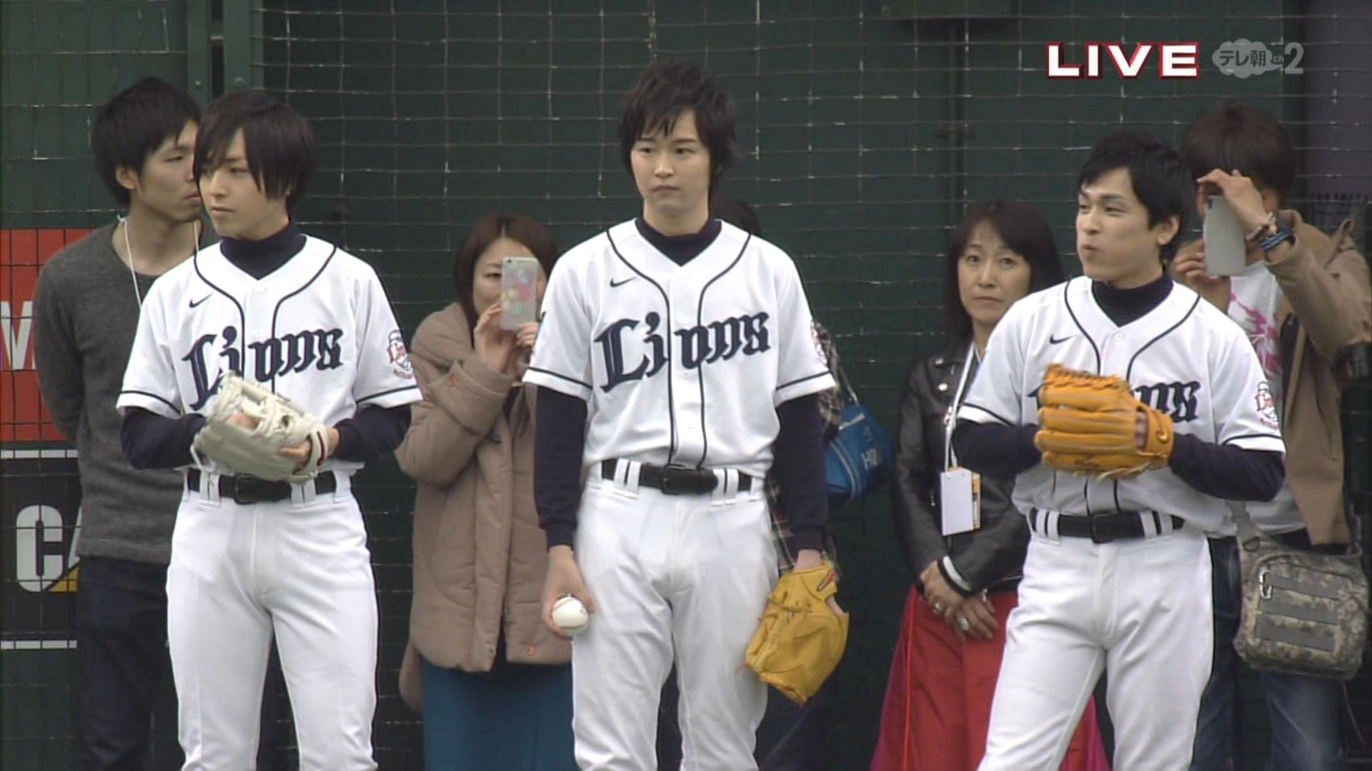 逢坂良太 森田成一 蒼井翔太 プロ野球 西武対オリックス戦で ダイヤのaデー が開催 始球式 場内アナウンスで球場を盛り上げる 画像 動画あり 声優メモ帳
