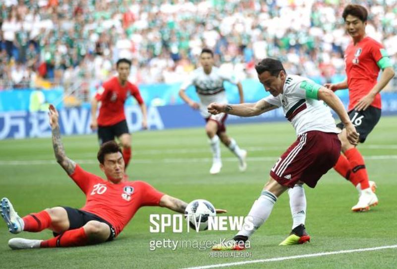 サッカーw杯 海外 韓国ｖｓメキシコの試合でチャン ヒョンスがハンドの反則でメキシコがｐｋを決め先制される 海外の反応 世界の憂鬱 海外 韓国の 反応