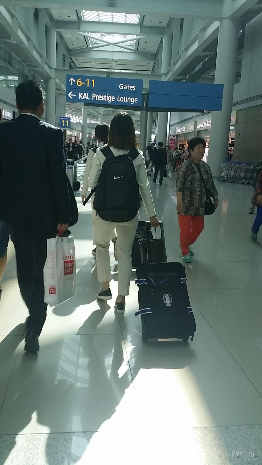 世界の憂鬱 海外・韓国の反応「足を座席の上に‥」 韓国人「日本のバスの座席に足を乗せて座る韓国人女性の姿をご覧ください」