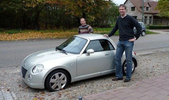 ダイハツ コペン 軽自動車 に２ｍ超えの大男が乗れるのか白人が実験する 画像 世界の憂鬱 海外 韓国の反応