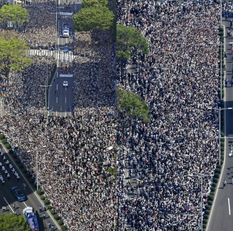 ロシア人「羽生結弦選手が地元仙台で凱旋パレード！10万８千人が集まる 