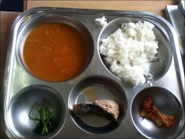 悲報】 北朝鮮の学校給食と、韓国の無償給食を比較した結果wwwww予想外の結果に‥ 【画像】 : 世界の憂鬱 海外・韓国の反応