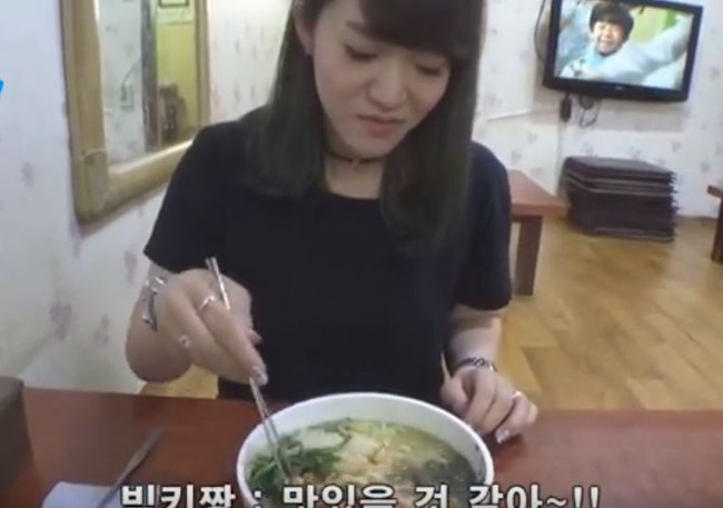 カルグクスを味わう日本人美女