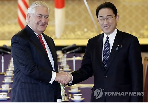 レックス・ティラーソン米国務長官と岸田文雄日本外相