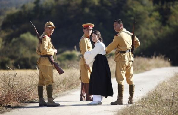 日本軍に連行される少女