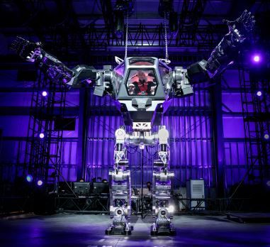 米アマゾンのCEOのジェフ・ベゾスがメソッド-2ロボットを操作
