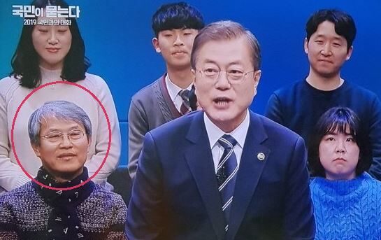 【悲報】「文在寅大統領と国民との対話」の時文大統領の真後ろで頷きまくっていた婆さんが「ムンファン」の核心メンバーだった事が判明‥　韓国の反応