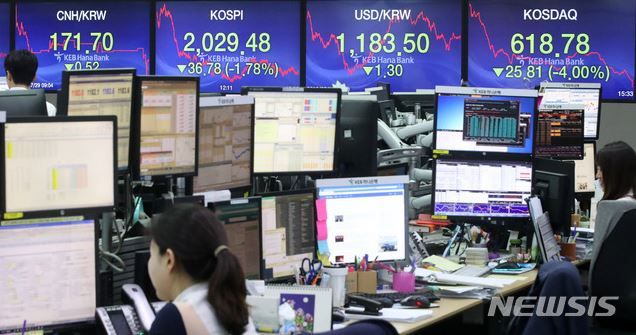 【韓国経済崩壊】韓国人「文在寅が国を滅ぼす秒読み」韓国金融市場のあちこちから「赤信号」、金融危機現実化の可能性は？韓国の反応