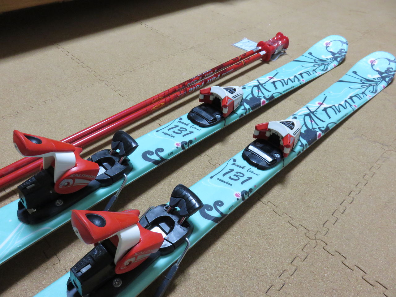 長女スキー板（Salomon kitten）＆ポール : 【カヌー／登山／キャンプ／スキー／ダイビング】