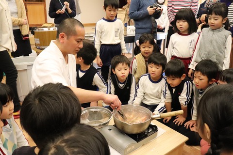 エビを茹でる