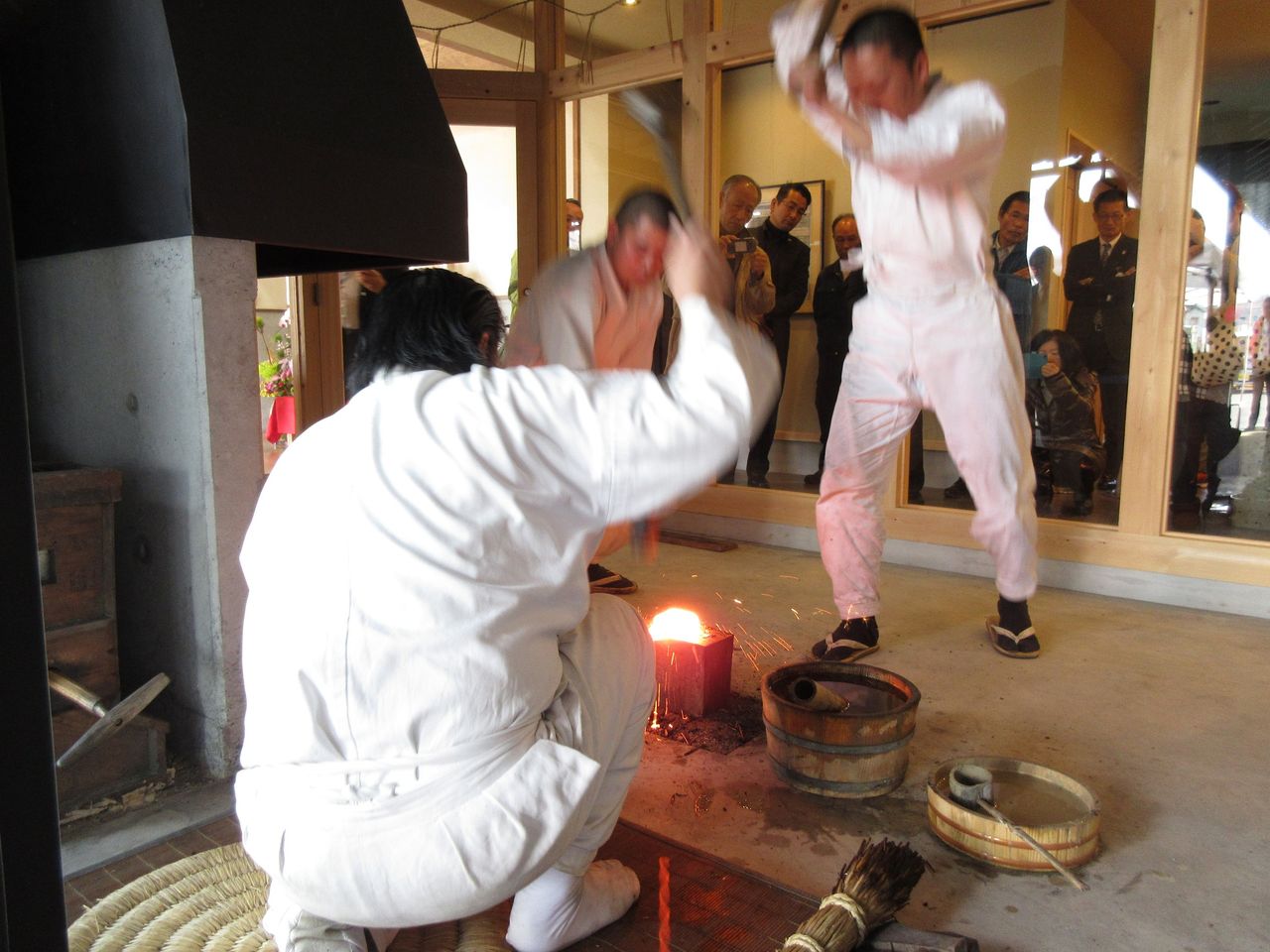 モネの池の帰りはここへ！年間2万人が訪れる刃物屋 三秀に刃物作りが