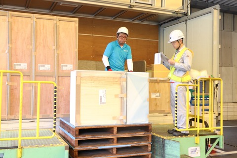 フロンティアさん入庫作業