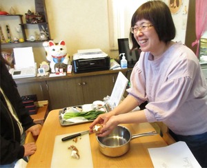 Yayoisan showing how to cut Shiitakes