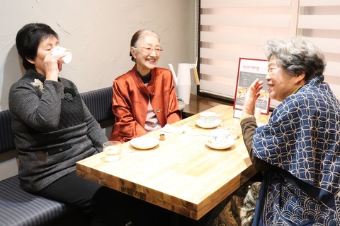 庵樹でおしゃべりをたのしむ奥様方