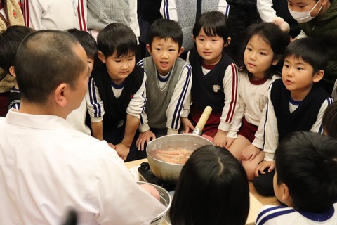 近藤親方の話に聞き入るこどもたち