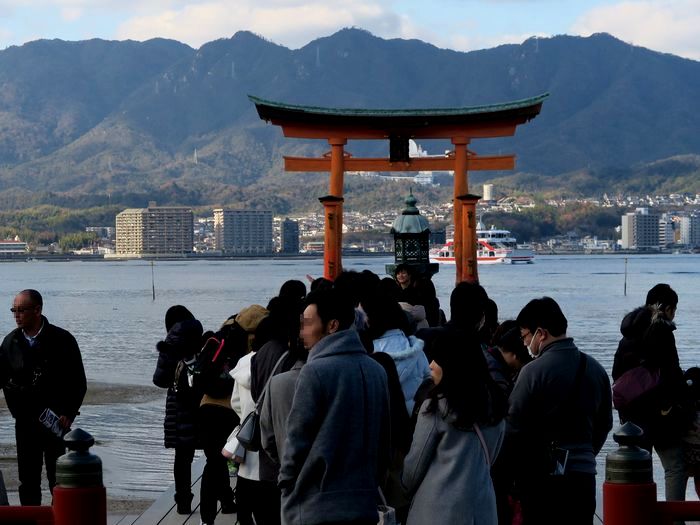 安芸の宮島ともいわれる厳島 ひさしぶりに訪ねたら 厳島神社 大鳥居の背後に 目ざわりな異物 せき仙人メモ写真記 安芸の宮島ともいわれる厳島 ひさしぶりに訪ねたら 厳島神社 大鳥居の背後に 目ざわりな異物 せき仙人メモ写真記