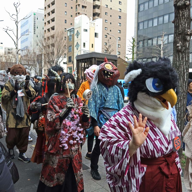 節分おばけ、節分の日に仮装して鬼を化かす異儀式、日本各地で行われていた風習だそうで、現在も祇園などに残っているとか。昨日 2月11日、京都国際 ...