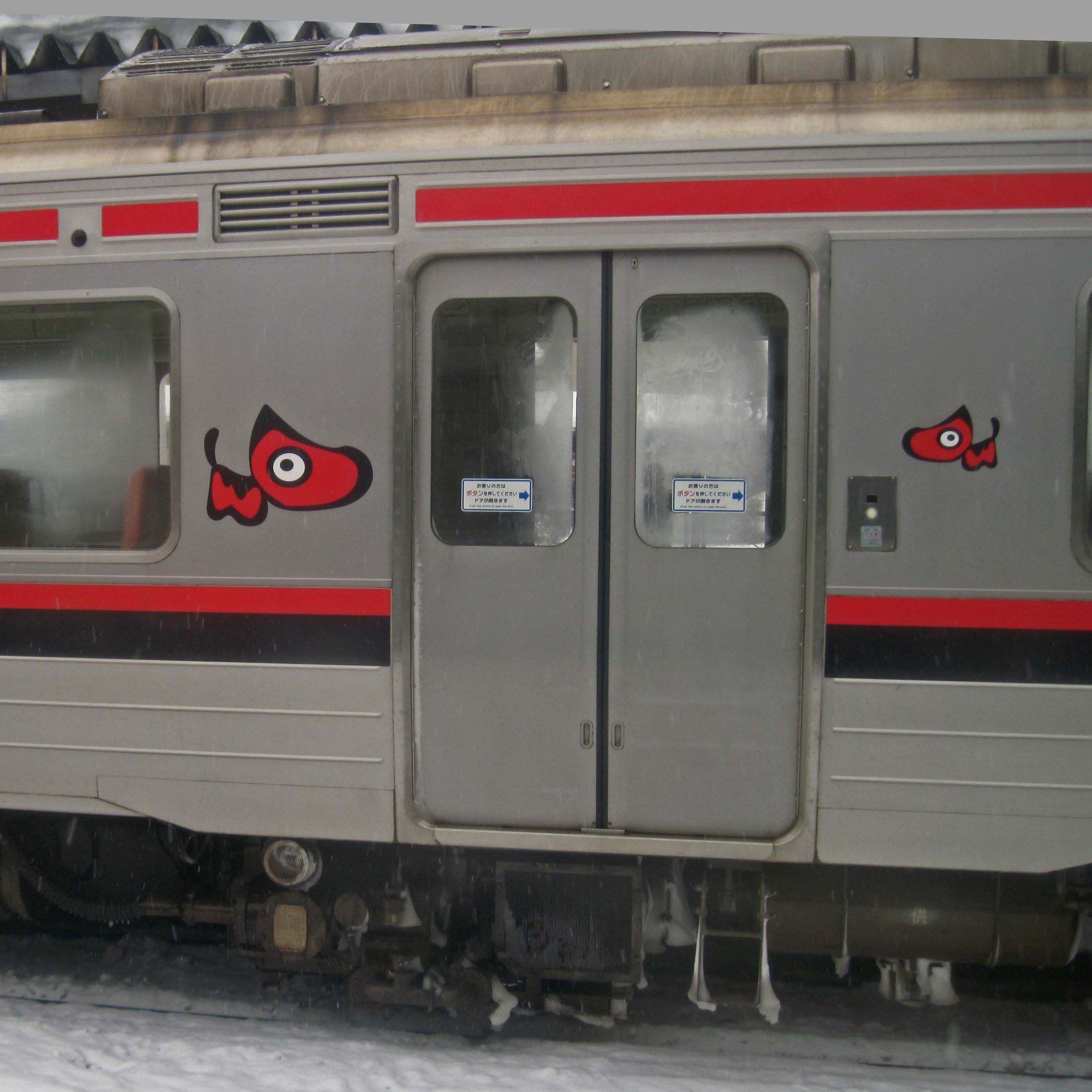 赤べこ、会津地方の郷土玩具、それをマスコットキャラクターにした あかべぇ、駅に飾られてたり、改札口や電車にラッピッグされてたり、あちこちで見た