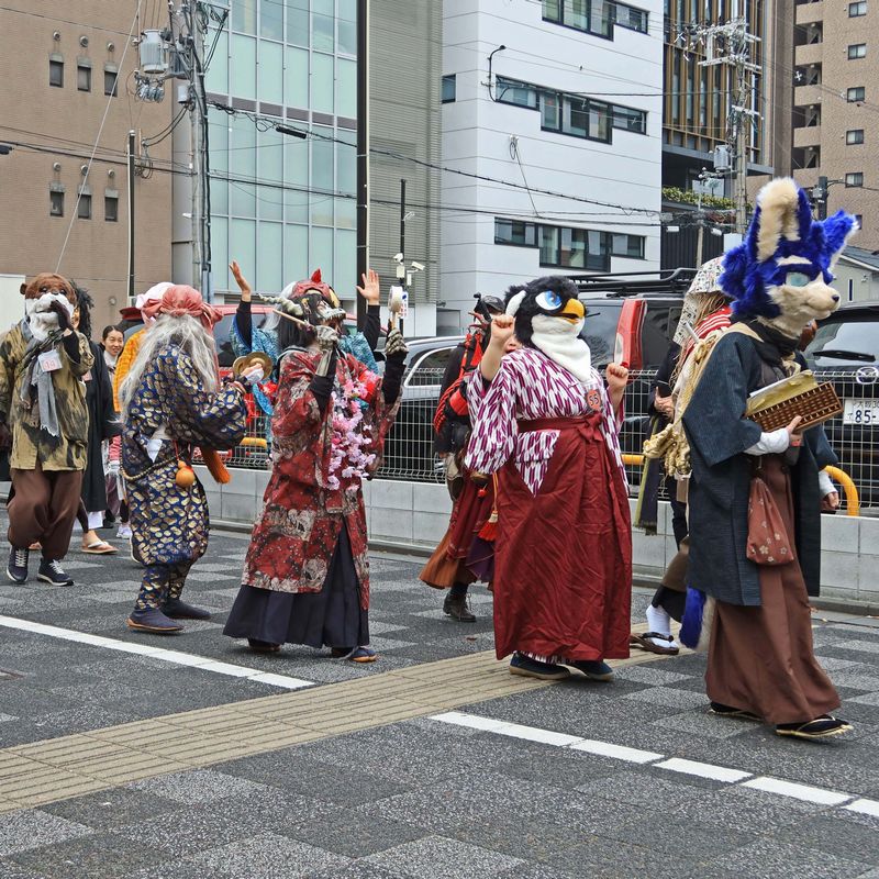 節分おばけ、節分の日に仮装して鬼を化かす異儀式、日本各地で行われていた風習だそうで、現在も祇園などに残っているとか。昨日 2月11日、京都国際 ...