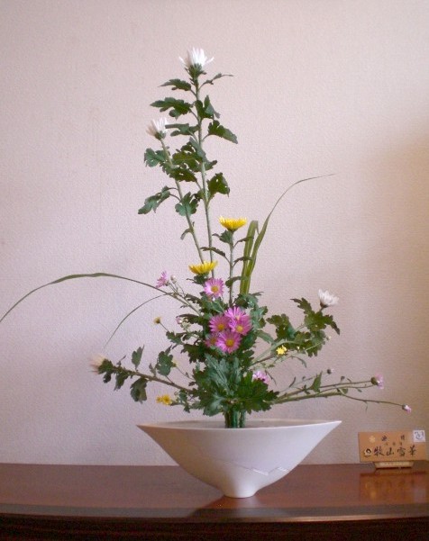 雪華と うふふ 池坊いけばな 菊は 仏壇お葬式専門ちゃうちゃう