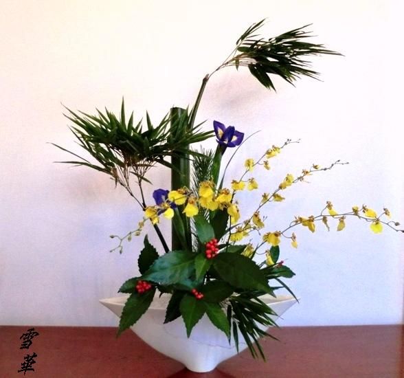 雪華と うふふ 池坊いけばな 良いお年をお迎えください 雪華と うふふ 池坊いけばな 良いお年をお迎えください