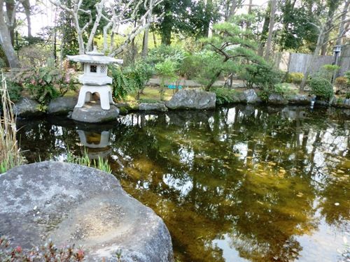 3月の万葉植物園 灯篭