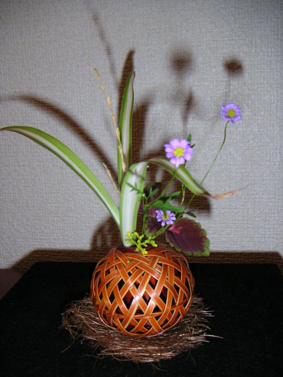 雪華と うふふ 池坊いけばな ミニチュア自由花で秋っぽく 写真は影なんかつけちゃって