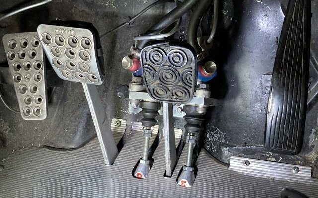 ブレーキペダルの位置調整 ヒストリックカーライフ