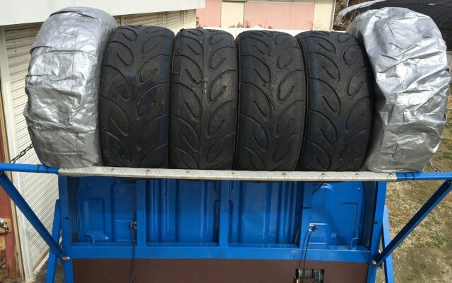 保存良好】 タイヤ4本積みルーフラック 補っ 