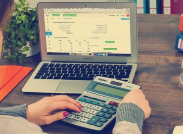 結婚の挨拶を済ませたら 彼氏 女が金を管理するとロクな事がない 給与明細は見せない 私 助かる 家計の事よろしく 彼氏 えっ 結果 結婚総研